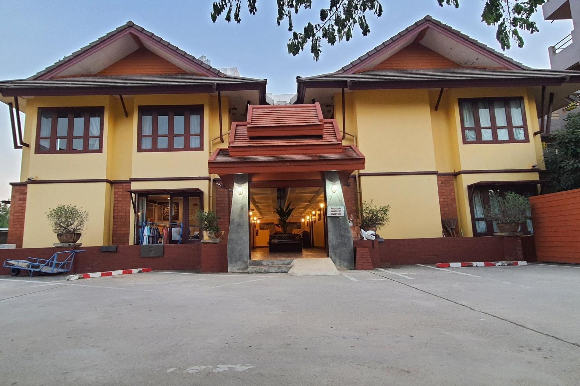 Yellow Tique Hotel Lampang Exterior photo